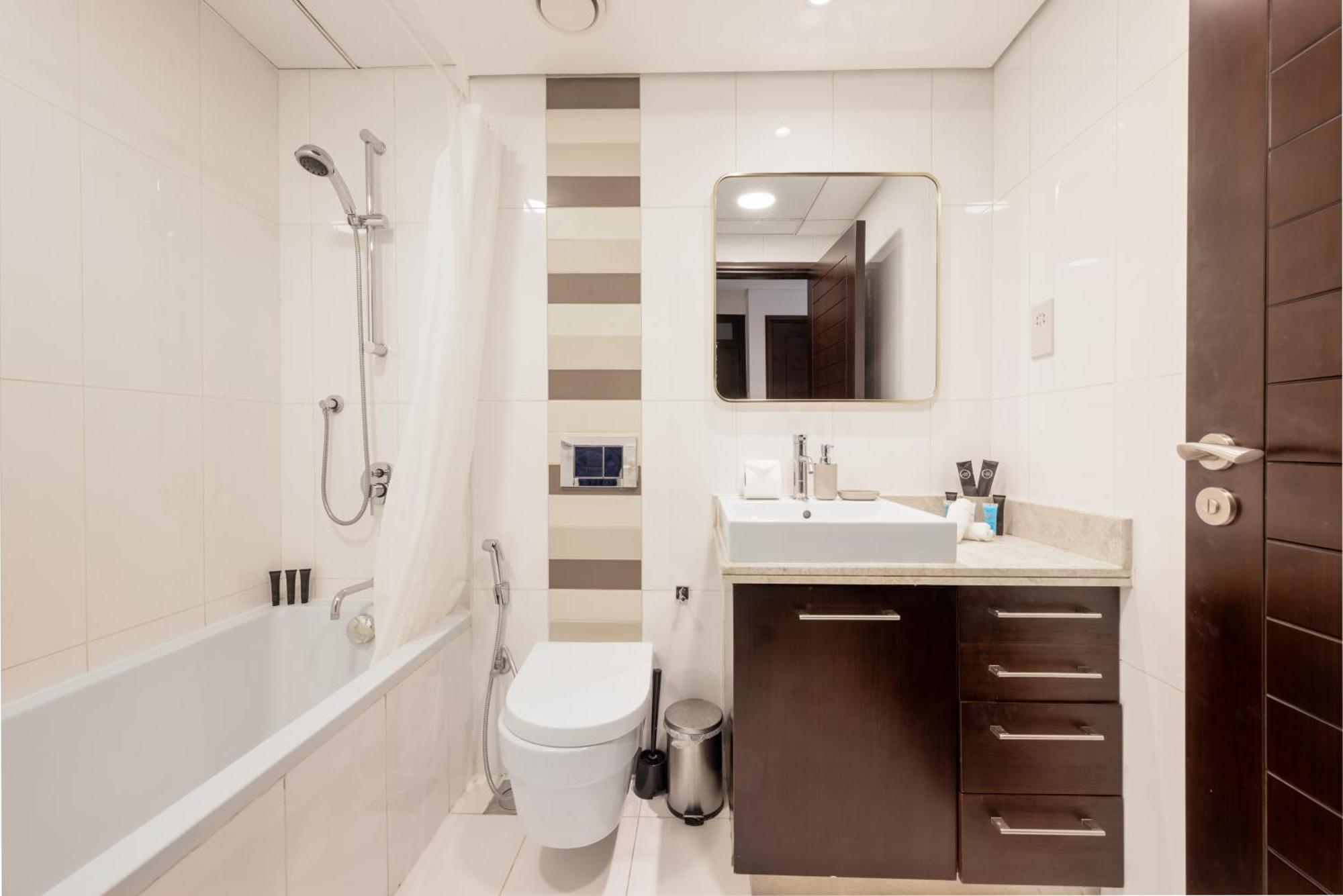 Lux Boulevard Cen 5min Walk Mall,burh Апартаменти Дубай